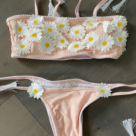 Brand new, never worn with liner. Light pink bikini. Size S. Daisy detail. - Picture 3 of 10